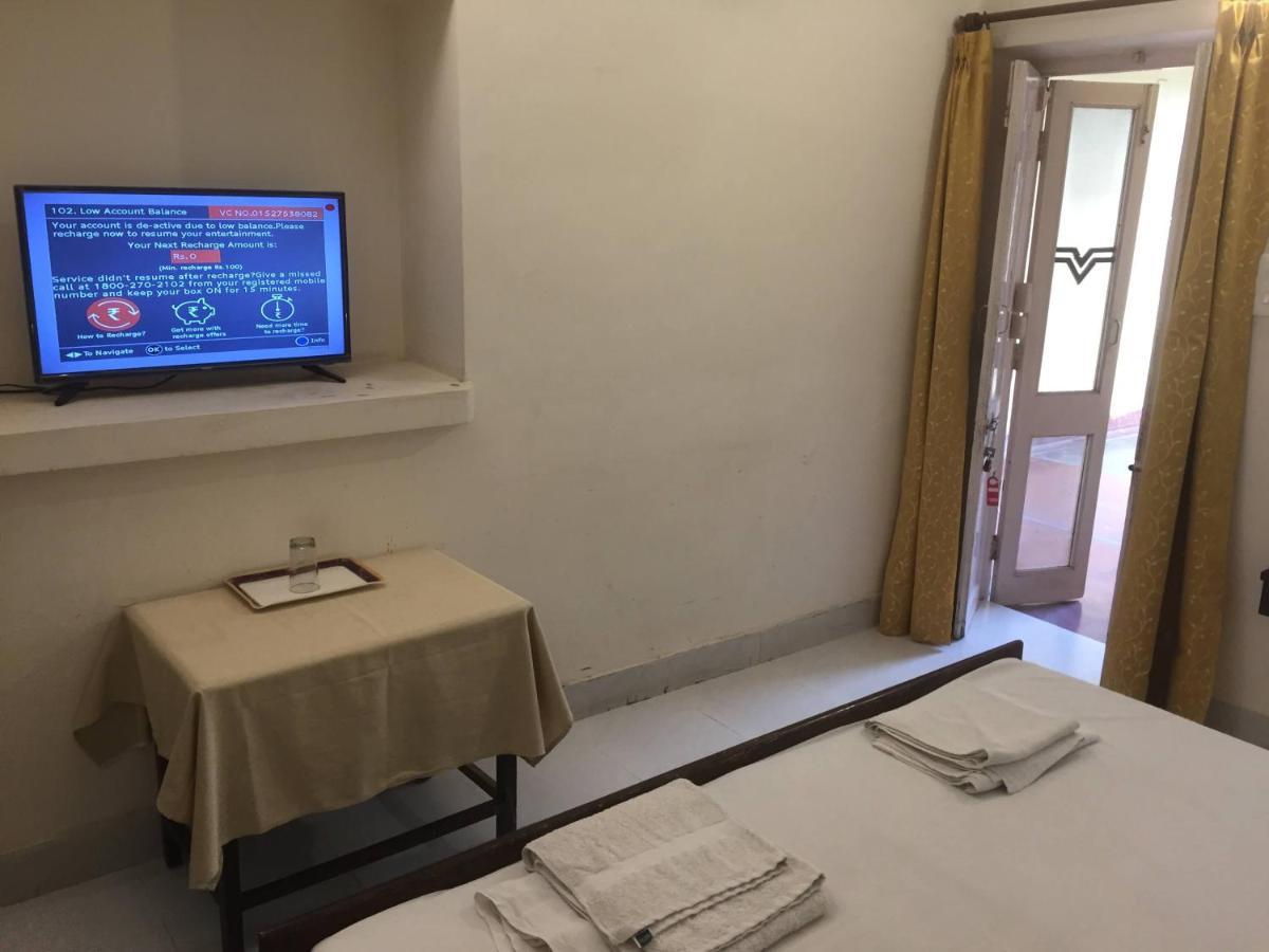 Hotel White House Dehradun Eksteriør billede