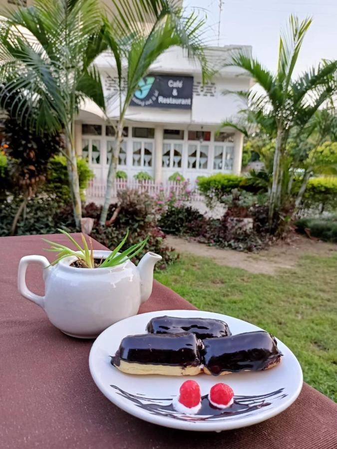 Hotel White House Dehradun Eksteriør billede