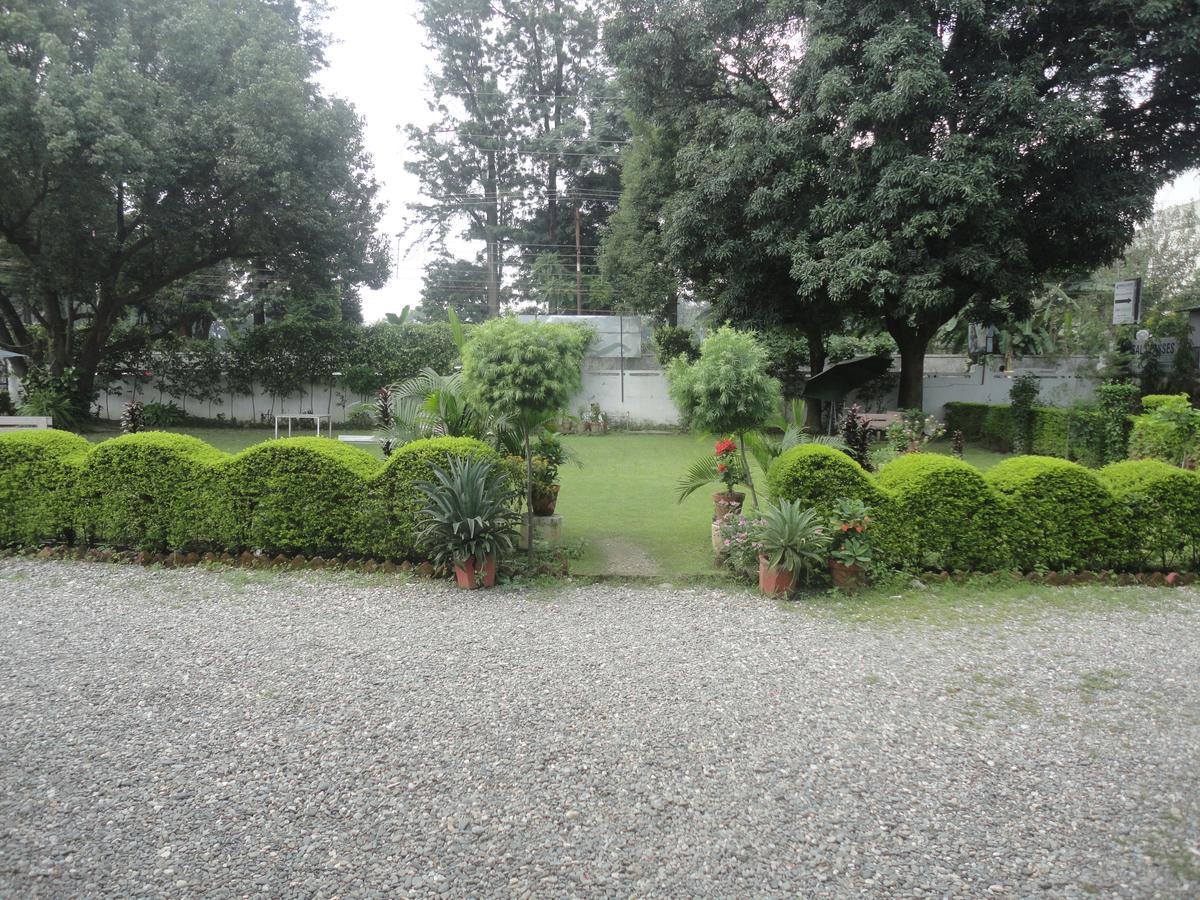 Hotel White House Dehradun Eksteriør billede