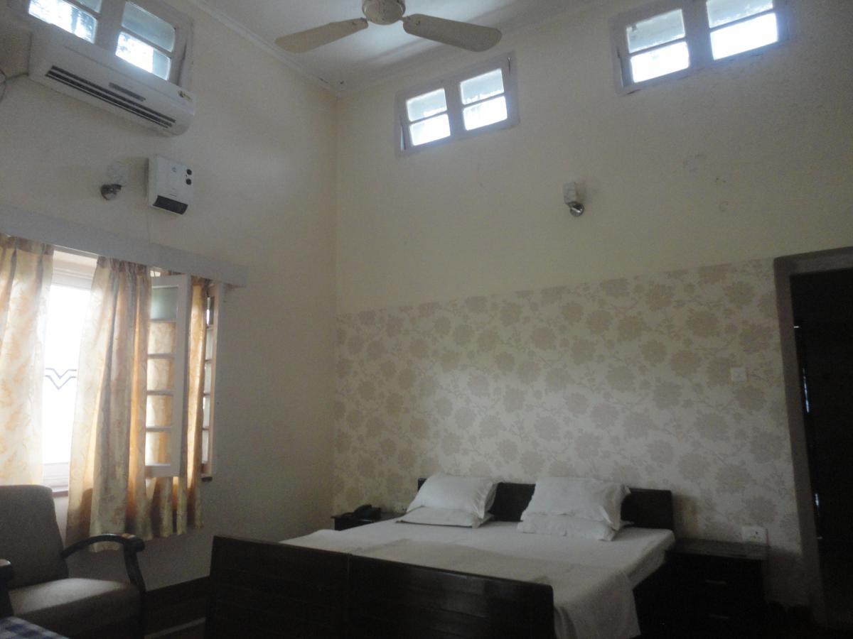 Hotel White House Dehradun Eksteriør billede