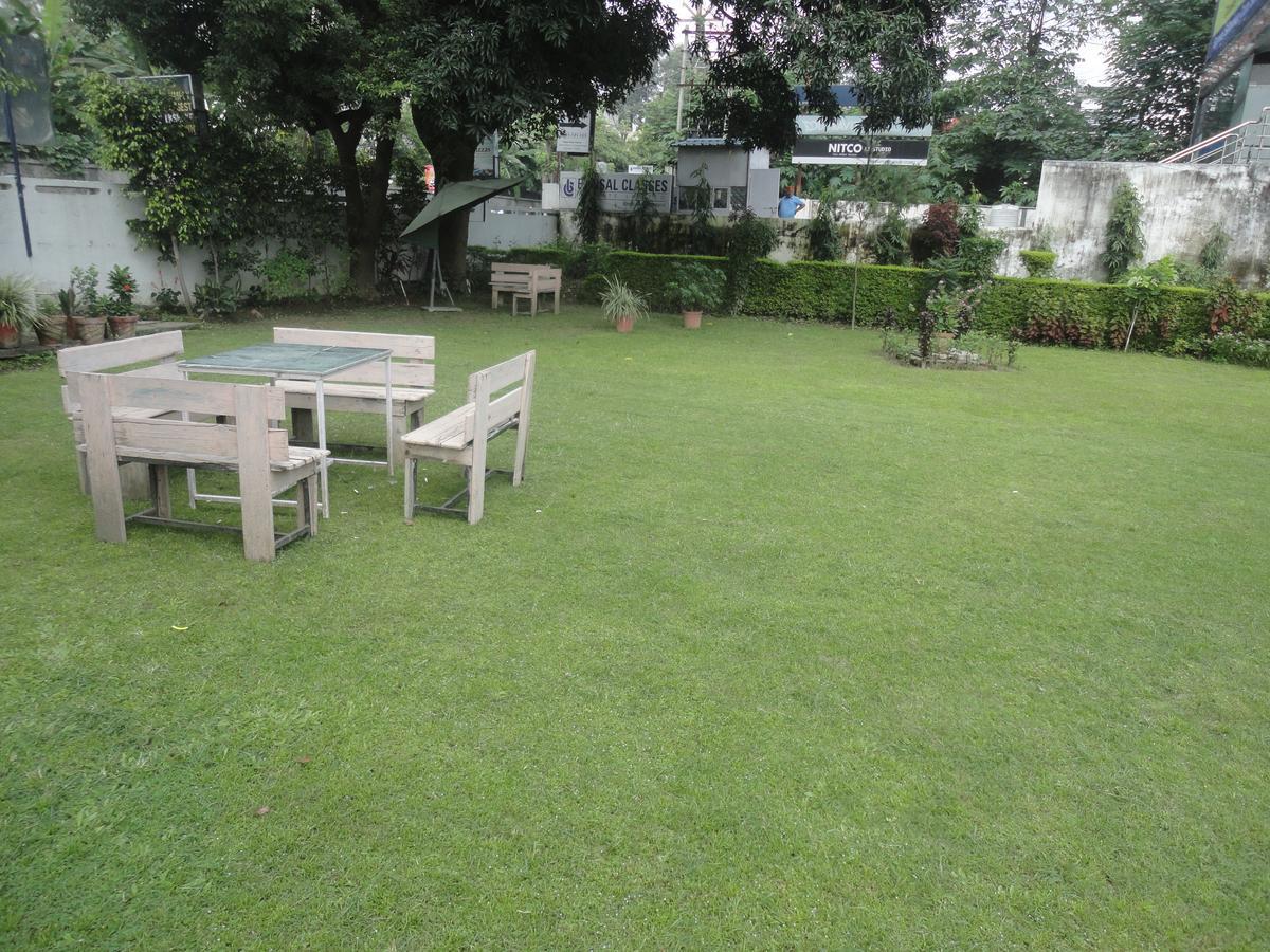 Hotel White House Dehradun Eksteriør billede